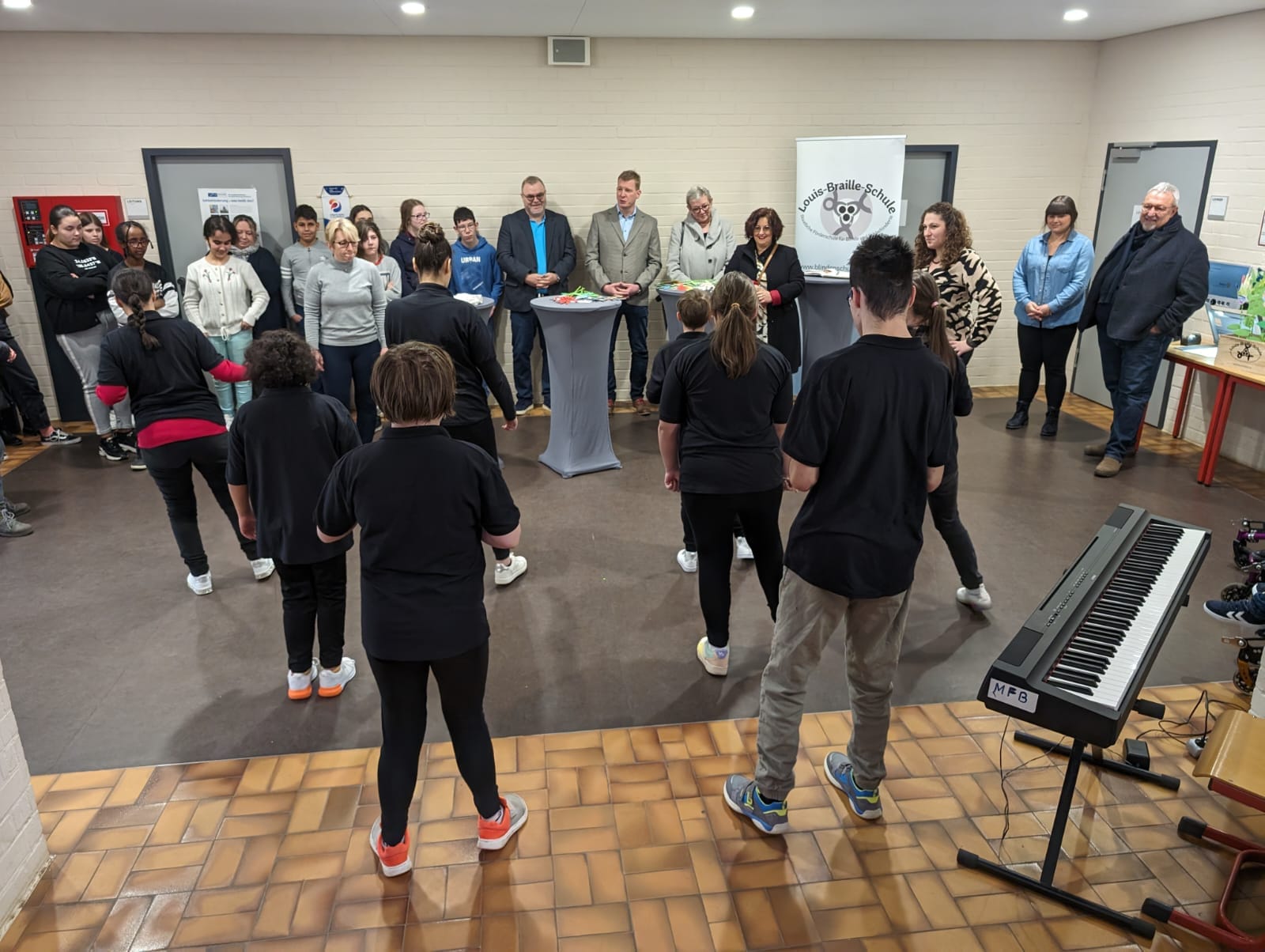 Gruppenfoto%20Tanzbeitrag Gruppenfoto%20Tanzbeitrag